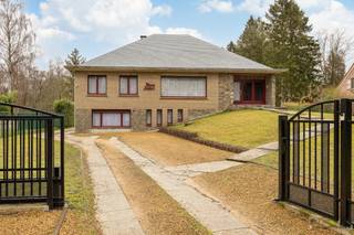 <p><span>Welcome to this charming villa brimming with potential, located on an exceptionally spacious plot of no less than 6,270 m². A unique opportunity for those looking for space, tranquility and numerous possibilities to modernize a home completely to your own taste.</span></p><p><span>Layout<br />Through</span><span> the stairs you reach the entrance hall on the second floor, which immediately creates a feeling of space and light. From here you have access to the impressive living space of about 90 m² with open kitchen the ideal place for cozy family moments and receptions. On this floor there are also two spacious bedrooms and a bathroom equipped with bathtub, toilet and double sink.</span></p><p><span>The entrance hall also gives access to an insulated attic, which still offers numerous possibilities as additional living or hobby space.</span></p><p><span>The ground floor surprises with four generous, freely dividable spaces perfect for those who want to create a practice, office or additional living area. There is also an additional bedroom with ensuite shower room and a separate bathroom with bathtub and sink.</span></p><p><span>The garden is accessible both from the back door on the ground floor and from the terrace on the second floor, offering a beautiful open view of the surrounding greenery an oasis of peace and privacy.</span></p><p><span>Additional assets<br />The</span><span> spacious outbuilding of approximately 150 sqm includes a garage with space for several vehicles and a rear space set up as an indoor pool. In addition, the garden features a conservatory and there is a long driveway in front with ample parking.</span></p><p><span>With a living area of approximately 550 m², this property is perfect for various types of living, such as kangaroo living or a combination of living and working.</span></p><p><span>Location<br />Located</span><span> in green Maria-ter-Heide (Brasschaat), near the De Mik domain, you will enjoy a quiet, residential environment with all amenities within easy reach. In the nearby village center you will find schools, stores and numerous facilities. In a few minutes you can reach the on- and off-ramp complex of Sint-Job-in-t-Goor, which ensures excellent accessibility.</span></p><p><span>A property with character, space and endless possibilities ready to be transformed into your dream home.</span></p>