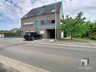 <p><span>Duplex appartement met 3 slaapkamers te koop!</span></p><p><span> </span></p><p><span>Ligging:</span><span> Op wandelafstand van de markt van Halen bevindt zich dit ruime duplex appartement. De bouw werd opgetrokken met de nodige aandacht voor energiezuinigheid. Hierdoor is er een gunstig EPC B. Door de privatieve staanplaats vooraan vormt parkeren geen probleem. Tegenover het appartement is er ook en Spar dus een verre verplaatsing voor boodschappen is niet nodig.<br /><br /></span></p><p><span>Beschrijving:</span><span> We betreden het pand via de gemeenschappelijke inkomhal, waar zich meteen een apart gastentoilet bevindt, evenals de toegang tot het appartement. Het appartement beschikt over een lichtrijke leefruimte met open keuken, die rechtstreeks aansluit op een ruim terras. Dit zorgt voor een aangename woonbeleving met veel natuurlijk licht en een vlotte verbinding tussen binnen- en buitenruimte.</span></p><p><span>Via de trap bereiken we de tweede verdieping. De nachthal geeft toegang tot drie slaapkamers en een apart toilet. De badkamer is uitgerust met een douche, ligbad en enkele lavabo. Daarnaast zijn hier ook de aansluitingen voor wasmachine en droogkast voorzien.</span></p><p><span>Het appartement is momenteel verhuurd aan </span><span>€950 per maand</span><span> en wordt correct onderhouden door de huidige huurders. Hierdoor vormt dit pand ook een interessante opportuniteit voor investeerders die op zoek zijn naar een verhuurd en verzorgd eigendom.</span></p><p><span> </span></p><p><span>Troeven: </span></p><ul><li><span>Centrale ligging in Halen </span></li><li><span>Gunstig EPC B-label!</span></li><li><span>Ruim gevoel het appartement heeft een bewoonbare oppervlakte van 130m².</span></li><li><span>Private staanplaats vooraan.</span></li><li><span>De gevels van het gebouw worden nog gevoegd tegen aktedatum </span></li></ul><p><span>Bron bewoonbare oppervlakte: EPC-attest.</span></p><p><span>Kom zeker een kijkje nemen en ontdek zelf wat deze woning te bieden heeft.<br />Bel Immo Diest: 013 31 25 22</span></p><p><span>of bel mij op</span><span> 0498 52 64 52 (jan.vanonckelen@immodiest.be )</span><span>, dan geej ik je een persoonlijke rondleiding</span></p>