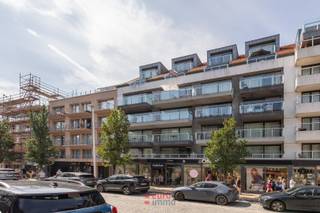 Situé dans la rue commerçante de Nieuport-Bains, ce magnifique duplex bénéficie d'un emplacement de premier choix. Les amateurs d'espace, de lumière et de qualité y trouveront immédiatement leur bonheur.<br />Le séjour respire l'élégance grâce à son parquet massif, ses larges baies vitrées et ses finitions particulièrement soignées. La cuisine ouverte avec îlot central constitue le cœur de l'appartement et crée un espace convivial où cuisine et moments de partage se rejoignent naturellement.<br />L'appartement comprend deux véritables chambres, chacune disposant de sa propre salle de bains, garantissant un confort optimal et une parfaite intimité.<br />Les quatre terrasses représentent un atout majeur. Deux terrasses se trouvent de chaque côté de l'appartement, permettant de profiter du soleil à toute heure de la journée. L'orientation plein sud assure en outre une luminosité exceptionnelle.<br />Situé à quelques pas de la plage, de la promenade et des nombreux commerces et restaurants, ce bien réunit une situation idéale et un confort de vie remarquable.<br />Une opportunité rare pour ceux qui recherchent un appartement élégant où espace, lumière et qualité de finition se conjuguent parfaitement.<br /><br />PEB: 84.