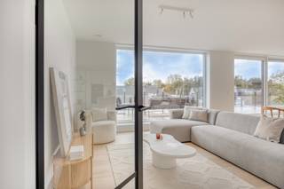 APP op 2e verdieping in residentie DIANTHUS II app 2.1 Dit appartement in Residentie Dianthus II is gelegen in het rustige nieuwbouwproject Anjelierenlaan in Denderleeuw. Rondom de residentie is er een ruime groenzone waar de bewoners van de verkaveling rustig kunnen wandelen, spelen,.. maar vooral: genieten van de omgeving. Het appartement geniet van veel lichtinval, heeft 2 slaapkamers, een badkamer met bad en inloopdouche, een zeer ruime open leefruimte en een privaat terras van 42m². Bovendien is het volledige appartement voorzien van vloerverwarming en is het afgewerkt met zeer kwalitatieve materialen. Het gebouw beschikt tevens over een ondergrondse parking waarbij er voor iedere wooneenheid autostaanplaatsen of garages te koop zijn. Elk appartement beschikt over een berging en enkele fietsplaatsen. Zie jij jezelf hier wonen? Bel Ewout op 0497 588 888 of mail naar contact@huysmanbouw.be voor meer informatie. Meer info over het project op huysmanbouw.be