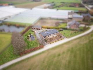 LANDELIJK GELEGEN ALLEENSTAANDE WONING MET 4 SLPKS, DUBBELE GARAGE EN DIVERSE WEIDES OP EEN TOTALE OPPERVLAKTE VAN 2.360 M2<br /><br />Op deze uiterst landelijke ligging vinden we deze alleenstaande, gelijkvloerse woning met 4 slaapkamers, een dubbele garage van 60 m2 en diverse weides terug. Deze waardevolle eigendom is gelegen op een totale oppervlakte van 2.360 m2. Verder is deze rustig gelegen woning overal voorzien HR-beglazing alsook is het volledige dak en de spouwen geïsoleerd. Ook is er een zonneboiler voorzien en beschikt deze woning over centrale verwarming op mazout. <br /><br />Vervolgens vinden we naast de woning een grote oprit die doorloopt achteraan en langs de woning, waardoor het volledig perceel overal gemakkelijk bereikbaar is. De weides zijn tevens volledig afgesloten en omheind. <br /><br /><u>Indeling: </u><br /><br />-Gelijkvloers: inkomhal - lichtrijke leefruimte met zicht op de velden ingericht met een zithoek voorzien van een sfeervolle houtkachel en een aansluitende eetruimte - verder vinden we de ruime ingerichte keuken met aansluitende aparte berging waar u alles van voorraad kan wegbergen - apart toilet - badkamer voorzien van een douche, ligbad, dubbele wastafel met bijhorend meubel en een toilet - 4 ruime slaapkamers met bijhorende ingemaakte kastruimte - aparte wasplaats met strijkruimte en bijhorende bergruimte - tevens is er ook nog een technische ruimte waar de chauffageketel zich bevindt<br /><br />-Verder vinden we buiten op het perceel nog diverse afgesloten en omheinde weides - een grote dubbele garage van 60 m2 - daarnaast is er ook een ruime oprit die doorloopt langs de zijkanten en achterkant van de woning. Zo kan je gemakkelijk rondom de woning rijden en is het volledige perceel zeer gemakkelijk bereikbaar<br /><br /><br /><u>Troeven: </u><br />-Zeer landelijke ligging<br />-Grote dubbele garage (60 m2) <br />-4 ruime slaapkamers<br />-Alles op het gelijkvloers<br />-Dakisolatie<br />-Overal HR-beglazing<br />-Zonneboiler<br />-Cv op mazout<br />-Diverse weides<br /><br />Bent u op zoek naar een landelijk gelegen eigendom met 4 slaapkamers, dubbele garage en diverse weides? Dan is deze eigendom zeker het bezoeken waard! Contacteer Tommy snel voor een bezoek ter plaatse via 0496 15 67 71