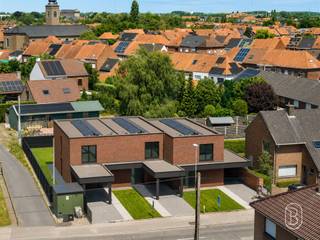 Energieneutrale luxewoningen te koop aan De Gavers – E-peil 0 (6% BTW mogelijk)Ontdek deze 3 hoogwaardige nieuwbouwwoningen op een topligging nabij De Gavers. Deze energiezuinige parels combineren luxueuze afwerking, moderne architectuur en maximaal wooncomfort; ideaal voor wie toekomstgericht wil wonen.IndelingBij het binnenkomen wordt u verwelkomd in een stijlvolle inkomhal met gastentoilet. De lichtrijke leefruimte met prachtig parket sluit naadloos aan op de volledig geïnstalleerde open keuken met kookeiland, uitgerust met Siemens-toestellen en een duurzaam composiet werkblad. Aansluitend vindt u een praktische berging.Via de leefruimte heeft u toegang tot het aangelegd terras en de volledig omheinde tuin – perfect om in alle rust te genieten.Op de verdieping bevinden zich:Nachthal3 ruime slaapkamersModerne badkamer met inloopdouche, ligbad en dubbele lavaboApart toiletTroeven:- E-peil 0 (energieneutraal wonen)- 6% BTW mogelijk (onder voorwaarden)- Geothermische warmtepomp (vloerverwarming & vloerkoeling)- Zonnepanelen- Regenwaterput van 20.000 liter- Duurzame massieve houtbouw- Instapklaar en tot in de puntjes afgewerkt2 halfopen bebouwingen1 gesloten bebouwing met uitweg achteraanInteresse in deze unieke woonkans nabij natuur en voorzieningen?Contacteer ons voor meer info of een bezoek via: emiel@immobeguin.be