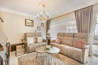 Ontdek deze gezellige halfopen bebouwing op een rustige, ligging in het hart van Desselgem. Het huis beschikt over 4 kamers, een aangename tuin...