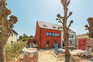 <p><span>BEN-woning, momenteel in afwerkingsfase en gelegen in een rustige éénrichtingsstraat, is ideaal voor thuiswerkers. Met een garage van ca. 29 m², parkeergelegenheid voor drie wagens op de oprit, een bureauruimte op het gelijkvloers en een wachtleiding voor een laadpaal is deze woning volledig klaar voor de toekomst. U verzekert zich van een hoogstaande technische afwerking: 6 zonnepanelen, warmtepomp met algemene vloerverwarming, op elk verdiep een berging, 3 hangtoiletten, ventilatiesysteem D, gelijmde gevelstenen (Marono rood), composietbekleding op de trappen, internet in alle kamers, hybride omvormer, etc. Via een stijlvolle stalen glazen deur betreedt u de ruime leefruimte met open keuken en kookeiland (met twee zitplaatsen). De uitgeruste keuken beschikt over een kookplaat, dampkap, microgolfoven, combi-stoomoven, vaatwasser en koelkast. Via het zwarte alu-schuifraam, kijkt u uit op een betegeld terras en een tuin met grasveld met zwarte draadafsluiting. De fundering voor een tuinhuis is al voorzien. Ieder van de verdiepingen herbergt een badkamer. Op de 1e verdieping omvat ze een inloopdouche met glazen wand, een halfvrijstaand bad en een meubel met kolomkast. Op de 2e verdieping is de badkamer met veluxraam groot genoeg voor een inloopdouche, een hangtoilet en een meubel met spiegel. 4 van de 5 kamers zijn groot genoeg voor een dubbel bed. Let op het groene uitzicht vanuit de kamers en de tuin, waarbij u ook de kerktoren kunt zien. U geniet hier van de stilte en bevindt zich op slechts enkele stappen van het centrum: een ideale combinatie.</span></p>