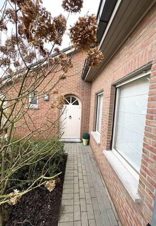 Deze prachtige woning geniet een centrale doch rustige ligging te Pittem dicht bij diverse winkels, centrum Pittem en een vlotte verbinding...