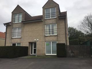 <p><strong>Gezellig gelijkvloers appartement te huur aan het centrum van Waregem.</strong></p>
<p> </p>
<p>Dit appartement bestaat uit een ruime woonkamer met plaats voor eettafel en zithoek.</p>
<p>Een volledig geïnstalleerde open keuken met oven, kookplaat, dampkap en koelkast.</p>
<p>Achteraan het appartement bevindt zich 1 slaapkamer, een badkamer met wastafel, toilet en douche en een aparte berging.</p>
<p>het appartement heeft ook een ruime terras.</p>
<p>Er is een staanplaats voorzien aan de voorkant van het appartement.</p>
<p> </p>
<p><strong>Troeven:</strong></p>
<p>Topligging in het centrum van Waregem,</p>
<p>Dichtbij winkels, supermarkten, bakkerij, slagerij, scholen, park baron casier. </p>
<p>Vlotte verbinding naar de E17</p>
<p>Privacy en Rust</p>
<p> </p>
<p><strong>Interesse in dit appartement? Aarzel niet om een afspraak te maken met ERA Bossuyt - 056/61.10.10.</strong></p>