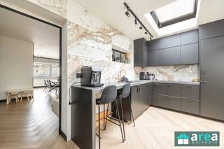 <p><span><span>Deze instapklare ééngezinswoning bevindt zich in het gegeerde Deurne-Zuid, in de wijk Muggenberg. De omgeving is trouwens volkomen terecht in trek: gemakkelijke bereikbaarheid met veel groen in de buurt, centraal gelegen tussen 3 prachtige parken (het Te Boelaerpark, 'T Rivierenhof &amp; het Boekenbergpark. In de nabije omgeving zijn er verschillende scholen, crèches en een speeltuin. Ook is er een vlotte verbinding naar 't centrum of verschillende invalswegen (Ring &amp; E313).</span></span></p><p><span><span> </span></span></p><p><span><span>Grootste troeven:</span></span></p><p><span><span>- Centrale locatie in gegeerde buurt!</span></span></p><p><span><span>- Instapklare woning (renovatie 2022)!</span></span></p><p><span><span>- Noordgerichte stadskoer (15m²)</span></span></p><p><span><span>- Bijkomende tussenkamer (10m²), ideaal als bureau, dressing, ...</span></span></p><p><span><span> </span></span></p><p><span><span>Indeling:</span></span></p><p><span><span>-Kelder: handige opbergruimte (20m²).</span></span></p><p><span><span>-GLVL: In de ruime living, die geniet van veel lichtinval, gaan woon- en eetruimte naadloos in elkaar over en geven een moderne look. Aansluitend bevindt zich de strakke geïnstalleerde keuken met bar, ideaal om snel een ontbijt te nuttigen. Achteraan de woning vinden we de 1ste ingerichte badkamer terug met inloopdouche en WC. Tot slot is de L-vormige stadskoer beschikbaar vanuit de keuken.</span></span></p><p><span><span>-V1: Langs voorzijde treffen we de 1ste slaapkamer terug (12m²) met daarnaast een tussenkamer (10m²), ideaal als bureauruimte of kinderkamer. Achteraan vinden we de masterbedroom terug met een bijhorende dressing (samen 20m²). Via deze kamer bereiken we de 2de badkamer (6m²) die geniet van een ligbad, WC en dubbele lavabo.</span></span></p><p><span><span> </span></span></p><p><span><span>Voor meer informatie kan u terecht bij Area Partners. info@area.be of 03/284.60.60</span></span></p>