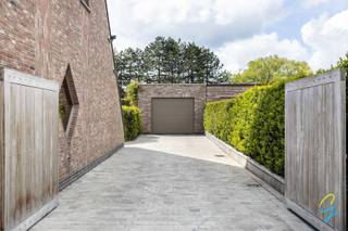 Te koop te Zele!<br />Bent u op zoek naar een verzorgde en instapklare woning met veel ruimte en comfort? Deze woning in de Langestraat te Zele heeft alles wat u nodig heeft!<br />Op het gelijkvloers werd de woning volledig gerenoveerd en geniet u van een ruime, lichtrijke leefruimte met gezellige gashaard – de ideale plek om tot rust te komen. Aansluitend bevindt zich een volledig geïnstalleerde open keuken, perfect voor wie houdt van koken en gezellig samenzijn. De praktische berging zorgt voor extra opslagruimte.<br />Daarnaast is er op het gelijkvloers een eerste badkamer aanwezig met inloopdouche, wat deze woning uitermate geschikt maakt voor zelfstandigen of voor wie nood heeft aan extra flexibiliteit.<br />Op de eerste verdieping vindt u drie volwaardige slaapkamers en een badkamer uitgerust met een ligbad, waar u heerlijk kan ontspannen.<br />De zolder biedt bijkomende stockageruimte.<br />Buiten wordt u verrast door een prachtig aangelegde tuin waar het aangenaam vertoeven is. De woning beschikt bovendien over een garage met automatische poort plaats voor 2 wagens en een ruime oprit met plaats voor maar liefst drie wagens. De oprit is afgesloten met een stijlvolle poort in padouk hout, wat zorgt voor extra privacy en veiligheid.<br />Gelegen op een vlotte locatie in Zele, combineert deze woning comfort, ruimte en praktische bereikbaarheid.<br />Interesse? Contacteer collega Bernhard 0476 022 089 of bernhard@cornelis-goeman.be voor een bezoek!