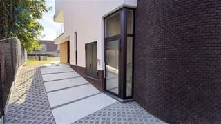 <h1><span>INSTAPKLAAR DAKAPPARTEMENT MET 2 SLAAPKAMERS, ZONNEPANELEN &amp; MOGELIJKHEID TOT EXTRA RUIMTE</span></h1><p><span>Modern, energiezuinig en instapklaar wonen op wandelafstand van het centrum van Geraardsbergen!</span></p><p><span>Bent u op zoek naar een </span><span>recent nieuwbouwappartement waar comfort, energiezuinigheid en een uitstekende ligging samenkomen?</span><span> Dan is dit prachtige dakappartement absoluut het ontdekken waard.</span></p><p><span>Dit </span><span>instapklare appartement met 2 slaapkamers</span><span> werd recent afgewerkt met oog voor hedendaags wooncomfort en beschikt over tal van troeven. Dankzij de </span><span>zonnepanelen en vloerverwarming via een warmtepomp</span><span> geniet u niet alleen van een aangenaam binnenklimaat, maar ook van een energiezuinige woning.</span></p><p><span>De leefruimte sluit mooi aan op de </span><span>volledig ingerichte keuken</span><span>, waardoor u beschikt over een aangename en praktische woonomgeving. Daarnaast zijn er </span><span>2 slaapkamers, een moderne badkamer en een afzonderlijk toilet</span><span>.</span></p><p><span>Een bijzonder extra pluspunt is de </span><span>zolderruimte</span><span>, die nog verder kan worden ingericht. Deze biedt de mogelijkheid om bijvoorbeeld een </span><span>extra slaapkamer, bureau, hobbyruimte of polyvalente ruimte</span><span> te creëren.</span></p><h3><span>DE TROEVEN OP EEN RIJ</span></h3><ul><li><span>Recent afgewerkt nieuwbouwappartement</span></li><li><span>2 slaapkamers</span></li><li><span>Mogelijkheid tot extra ruimte op de zolder</span></li><li><span>Ingerichte keuken</span></li><li><span>Moderne badkamer</span></li><li><span>Afzonderlijk toilet</span></li><li><span>Zonnepanelen</span></li><li><span>Vloerverwarming via warmtepomp</span></li><li><span>Elektrische installatie conform AREI</span></li><li><span>Eigen staanplaats</span></li><li><span>Fietsenstalling</span></li><li><span>Op wandelafstand van het centrum van Geraardsbergen</span></li><li><span>Verkoop onder registratierechten van 2% bij aankoop van de enige eigen woning</span></li></ul><p><span>Een ideale woning voor wie </span><span>comfortabel, energiezuinig en toekomstgericht</span><span> wil wonen, zonder nog grote werken te moeten uitvoeren.</span></p><p><span>Interesse?</span><span> Reageer via deze advertentie. Wij nemen vervolgens telefonisch contact met u op om een persoonlijk bezoek in te plannen.</span></p>