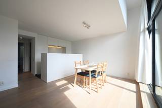Dit instapklare appartement van 112 m² bevindt zich op de eerste verdieping van een kleinschalige residentie in Melle. Het appartement geniet van een uitstekende ligging, met diverse voorzieningen op wandelafstand. Bovendien zorgen de vlotte verbindingen met de R4, E17 en E40 voor een uitstekende bereikbaarheid. <br /><br />Bij het betreden van het appartement komt u terecht in de inkomhal met toilet. Aansluitend bevindt zich de badkamer met dubbele lavabo en regendouche. Naast de badkamer bevinden zich twee volwaardige slaapkamers, die beide toegang bieden tot het ruime terras van maar liefst 21 m², met zicht op het groen.<br /><br />De open keuken met praktische berging sluit naadloos aan op de ruime eet- en leefruimte. De eetruimte beschikt over grote raampartijen, waardoor u geniet van een overvloed aan natuurlijk licht. Het appartement is zeer goed onderhouden en verkeert in uitstekende staat. Daarnaast is er een geïntegreerd domoticasysteem voor de verlichting voorzien. <br /><br />Tot slot dient bij dit appartement een bovengrondse autostaanplaats te worden aangekocht, die zich voor het appartement bevindt (€ 21.000).<br /><br />Nieuwsgierig naar dit instapklare appartement in Melle? Maak vrijblijvend een afspraak via jens@landbergh.be of 09 225 25 24.