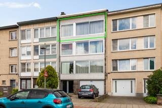 Bent u op zoek naar een te renoveren appartement met 2 slaapkamers op een uitstekende locatie? Kom dit appartement aan Ruggeveldlaan dan zeker een bezoekje brengen!<br />Het appartement is gelegen in een groene en residentiële buurt nabij het Rivierenhof. Winkels, scholen, openbaar vervoer en belangrijke invalswegen bevinden zich op korte afstand, waardoor u geniet van een uitstekende verbinding naar Antwerpen centrum en omliggende gemeenten.<br /><br />Op de derde verdieping van een verzorgd gebouw vinden we dit lichtrijke appartement.<br />Dankzij de grote raampartijen geniet de leefruimte van veel natuurlijke lichtinval en een open gevoel.<br />De inkomhal beschikt over een praktische ingemaakte vestiairekast en geeft toegang tot de verschillende ruimtes. De ruime leefruimte vormt het hart van het appartement en sluit aan op de aparte keuken. Deze is uitgerust met een tegelvloer, dubbele spoelbak met verlek, keramische kookplaat, kasten boven en onder en een aansluiting voor een wasmachine. De badkamer is voorzien van een lavabo, bad met douchefunctie, boiler en toilet.<br />Verder beschikt het appartement over 2 volwaardige slaapkamers (16 en 11 m²), waarvan één met rechtstreekse toegang tot het terras. Achteraan bevindt zich bovendien een handige berging.<br /><br /><span>Pluspunten:<br />+ Ideale locatie<br />+ Dak reeds gerenoveerd<br />+ Praktische indeling<br />+ Veel lichtinval </span><br /><br />Heeft u interesse in dit appartement en wenst u een bezoek ter plaatse in te plannen? Aarzel niet ons te contacteren. Wij zijn bereikbaar via het nummer 03 337 50 70 of info@vbvastgoed.be.