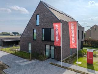 Deze 100% instapklare Danneels- kijkwoning is te koop. Deze ruime en lichtrijke halfopen bebouwing in moderne bouwstijl heeft met een bewoonbare...