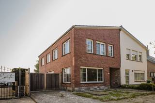 LIGGINGOntdek deze te renoveren halfopen woning met 3 slaapkamers, loods en ruime tuin met open zicht in de Ten Edestraat te Nazareth-De Pinte. Deze...
