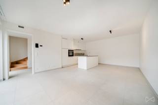 Mail: rent.brussels@weinvest.be Tel: 02/3155173We Invest is proud to present this charming terraced house, located in the heart of the Mench...