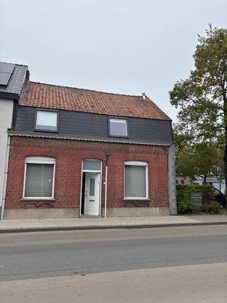 Te renoveren woning met 3 slaapkamers en leuke tuin op een totale oppervlakt van 215m².