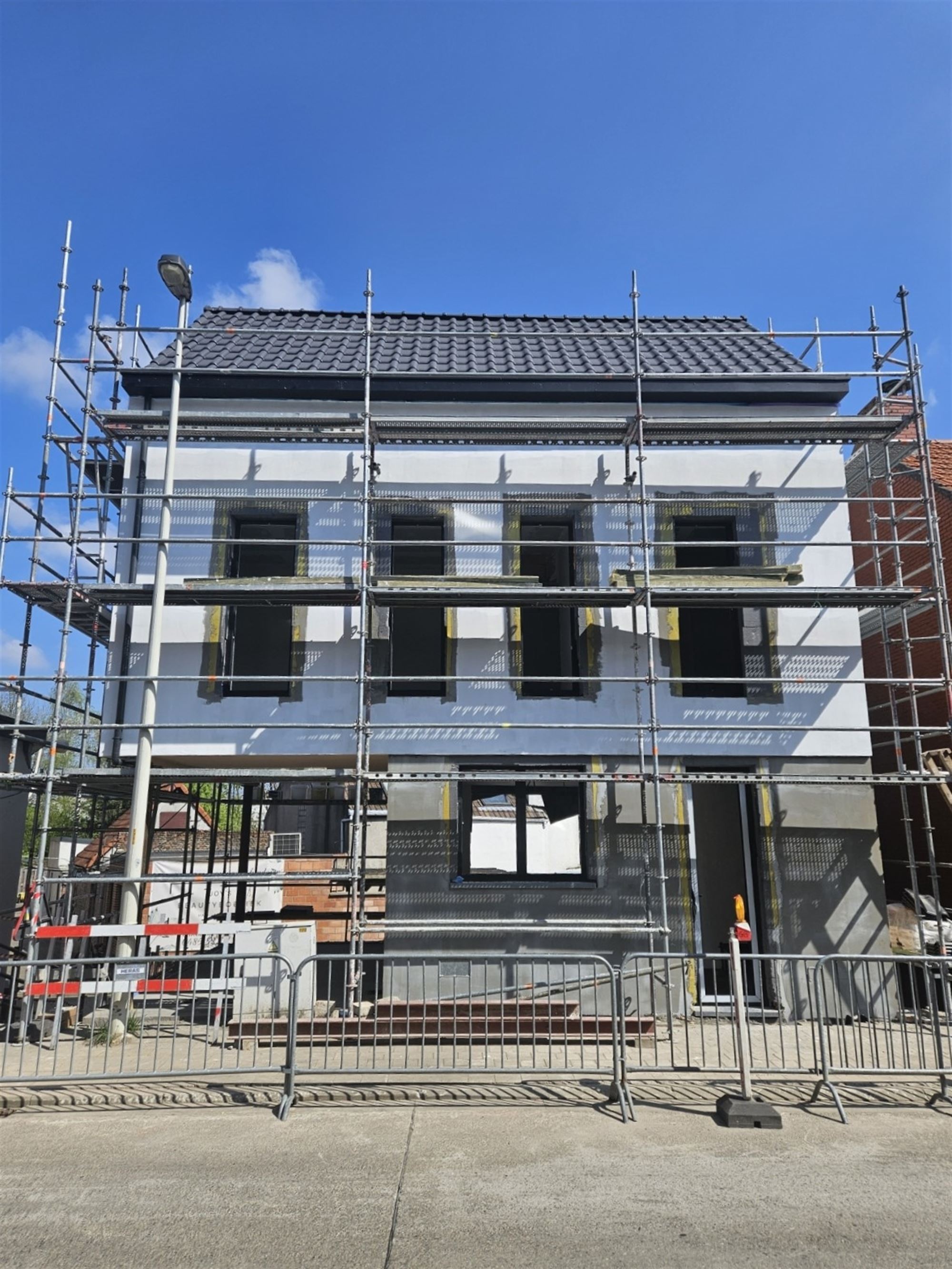 Nieuwbouw woning met staanplaats en tuintje - foto 1