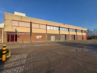 Polyvalent space for rent in Ninove with easy access to the Expressway. The 500 m² unit on first floor features a height of 3 metres, natural...