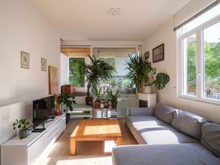 <strong>Hoekwoning met aangenaam volumespel, 3 slaapkamers, aparte fietsenberging en twee zongerichte terrassen, gelegen in de omgeving van Portus Ganda.</strong><br /><br />Nabij de Voorhoutkaai, Portus Ganda en de Machariuswijk vinden we deze kwalitatieve woning (BVO 163 m²). Deze omgeving blijft opwaarderen dankzij het historische karakter van de buurt en de uitbreiding van zowel het centrum als de aanpalende jachthaven.<br /><br />We betreden de woning op de begane grond met een open en ingerichte keuken met aanpalende eetplaats. Verder is er een gastentoilet en praktische fietsenberging die een aparte toegang heeft tot de woning. <br /><br />Op de eerste verdieping bevindt zich de leefruimte met grote ramen die, in combinatie met het split-level en de hoge plafonds, zorgen voor een enorme lichtinval. Via deze ruimte is er eveneens toegang tot het overdekte terras. <br /><br />De tweede verdieping omvat het nachtgedeelte met de eerste twee slaapkamers en de badkamer, voorzien van dubbele wastafel, bad, inloopdouche en toilet. <br /><br />De derde slaapkamer of polyvalente ruimte is gelegen in de nok, te bereiken via een vaste trap, met toegang tot het tweede terras met open zicht. <br /><br />Naast de gegeerde ligging zijn het unieke karakter, het lichtrijke geheel en de doordachte ruimtelijkheid bijzondere troeven. <br /><br /><strong>Samenvattend: een ware opportuniteit voor wie op zoek is naar een unieke woning met volume en buitenruimte op wandelafstand van het stadscentrum.</strong>