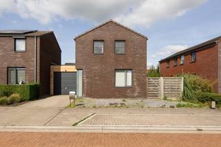 Op een boogscheut van het centrum van Ruiselede en gelegen in een rustige en kindvriendelijke verkaveling kunt u deze halfopen woning met inpandige garage terugvinden.<br />Achteraan ligt een omheinde tuin met tuinhuis en terras.<br />De woning die gebouwd werd in 2013 heeft een bewoonbare oppervlakte van 167 m² en ligt op een perceel met een totale oppervlakte van 430 m².<br /><br />Indeling:<br />GV: inkomhal - gastentoilet - ruime woonkamer met centrale verwarming gas - open keuken met elektrisch koken, dampkap, spoelbak, vaatwas, oven, koelkast - berging met aansluiting voor wasmachine en droogkast.<br /><br />1e V: nachthal - 4 slaapkamers met centrale verwarming gas en laminaat - badkamer met dubbele lavabo en ligbad met mogelijkheid tot douchen - apart toilet met handwasser.<br /><br />Algemeen:<br />- EPC 126 - label B<br />- Energiezuinig<br />- Blanco bodemattest<br />- Conforme elektriciteitskeuring<br />- Regenwaterput van 10 000 liter aanwezig<br />- Zonneboiler aanwezig<br />- Ventilatie C aanwezig<br />- Elektriciteit aanwezig in tuinhuis<br />- Vrij bij akte<br />- Vg, Wg, Gmo, Gvkr, Gvv