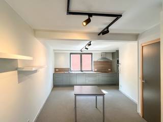 Gezellige woning in Heverlee met 1 slaapkamer<br />Deze gezellige woning biedt een praktische indeling verdeeld over twee verdiepingen.<br />Op de eerste verdieping bevindt zich de woonkamer met open keuken, een handige berging en een klein terras.<br />De tweede verdieping beschikt over een slaapkamer en een badkamer met douche, lavabo en toilet.<br />Huurprijs: € 950/maand<br />Meer info of graag een bezoek inplannen?<br />Mail naar claudia@immogve.be of bel 016/56.56.14.