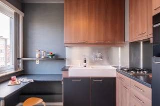 <p><strong>Sommige plekken hebben gewoon alles mee. De Diksmuidelaan is er daar zo eentje van. Je woont hier centraal in Berchem, met winkels, horeca en openbaar vervoer vlakbij - én Berchem Station in de buurt. Op de hoek ligt de overheerlijke Trattoria Di Pepe en aan de andere kant Oktober, de koffiebar die de buurt meteen een extra dosis leven geeft. En… natuurlijk ook dit lichtrijke appartement van 75 m² op jou. Een fijne plek met een ruime leefruimte, een halfopen keuken en een slaapkamer waar je alle ruimte hebt om er je eigen thuis van te maken. Kom binnen…</strong></p><p><strong>Binnenkomen en meteen verder</strong></p><p>Via de inkomhal kom je het appartement binnen. Die brengt je rechtstreeks naar de leefruimte, en daar merk je meteen dat dit geen hokje is waar je je meubels rond één tafel moet puzzelen. De ruimte heeft een leuke vorm en biedt daardoor verschillende mogelijkheden om te wonen, eten en ontspannen. De grote raampartijen zorgen bovendien voor een fijne hoeveelheid daglicht.</p><p><strong>Halfopen, helemaal gezellig</strong></p><p>Aansluitend op de leefruimte ligt de halfopen keuken. Zo heb je tijdens het koken nog altijd contact met de rest van de ruimte, zonder dat alles wat zich in de keuken afspeelt meteen het hele appartement overneemt. Een praktische indeling dus, met de keuken mooi verweven in de leefruimte.</p><p><strong>Eén kamer, veel mogelijkheden</strong></p><p>De slaapkamer is ruim en biedt voldoende plaats voor een bed en extra meubels. Bovendien beschikt ze over een ingemaakte dressing, zodat je kleding en andere spullen netjes een eigen plek kunnen krijgen.</p><p><strong>Even naar de badkamer</strong></p><p>De badkamer beschikt over een douche, wastafel en toilet. Alles wat je nodig hebt, ligt hier gezellig binnen handbereik. Tof!</p><p><strong>Alles netjes opgeborgen</strong></p><p>Beneden hoort bij het appartement nog een privatieve kelderberging. Handig voor fietsen, dozen, voorraad en alle andere spullen die je liever niet permanent in je leefruimte laat rondzwerven. Ook fijn om weten: de gemeenschappelijke kosten van het gebouw zijn laag.</p><p><strong>Een parkeerplek erbij?</strong></p><p>En wie wil, kan bij het appartement optioneel een autostaanplaats aankopen voor €20.000. Altijd een slimme investering.</p><p><strong>Zelf wonen of investeren?</strong></p><p>Dit appartement is leeg en meteen beschikbaar. Je kunt hier dus gewoon de sleutel omdraaien en aan je eigen Berchemverhaal beginnen.</p><p><strong>Verliefd? Antwerpen@ugly.be</strong></p>