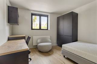 <p>Bienvenue à la Résidence BLVD. 47, située entre Naamsepoort et Parkpoort dans un endroit extrêmement pratique. Cette résidence étudiante de petite taille offre 7 unités d'investissement de haute qualité qui conviennent aux étudiants universitaires, aux doctorants et aux jeunes adultes à la recherche d'un logement confortable. En plus de son emplacement stratégique, les facilités offertes dans les environs sont un bonus appréciable. Par exemple, vous trouverez des transports publics, des supermarchés, des imprimeries, des pharmacies à quelques mètres de l'immeuble. Le château d'Arenberg offre un morceau d'histoire et beaucoup de détente, tout comme le Sportkot où les étudiants peuvent faire du sport à volonté. Enfin, la résidence est entourée de plusieurs campus situés à Louvain et à Heverlee. 47 est un projet de rénovation achevé en août 2025. La rénovation a été réalisée avec le souci du détail, de la finition et des matériaux de qualité. Les entités sont des chambres avec sanitaires privés, certaines avec un lit superposé, et sont proposées entièrement meublées. En outre, un local à vélos est mis à disposition et une cuisine commune avec jardin est disponible pour que les étudiants puissent cuisiner et se détendre ensemble!<br /><br />Pour un investissement stable avec un rendement immédiat, vous êtes au bon endroit à la résidence BLVD. 47 au bon endroit car toutes les entités disponibles à la vente sont louées AC 2025-2026. <br /><br />Interessé ? Demandez votre brochure et planifiez votre visite avec notre expert en immobilier d'investissement : Jacky@connect-immo.be ou 0495 53 46 49<br /><br />EPC : 69 kWh/m² - 3441585 <br />wche, gdv, gvkr, gvv</p>