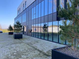 Te huur aangeboden: een ruime casco handelsruimte in HÈLEN PARK van 1000m² gelegen op een toplocatie voor bedrijven en perfect geschikt voor...