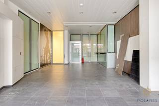 Dit zeer grote kantoorpand (ex-KBC) biedt enorme ruimte voor voor kantoor, handelpand, een combinatie of een ontwikkeling met bewoning in (te bespreken met de stad).<br /><br />Het pand is als volgt ingedeeld: Inkomhal met technische ruimte &amp; berging met stalen structuur, sas, grote kantoorruimte met ingebouwde kantoorruimtes, twee achtergelegen kantoren met zicht op de tuin.<br />Vooraan nog een apart kantoor, een ruimte die vroeger als aparte ingang voor de bovengelegen woning diende en een trap naar boven.<br /><br />Op de eerste verdieping vinden we opnieuw kantoren in 3 verschillende ruimtes, een keuken, een sanitaire blok en een technische ruimte. Op de tweede verdieping bevinden zich nog allemaal kantoorruimtes, een ruimte voorzien als badkamer (niet geïnstalleerd) en een technische ruimte met de ketel.<br />Het geheel is onderkelderd en biedt nog heel wat opslagruimte, enkele zalen en een sanitaire blok.<br /><br />Het pand werd oorspronkelijk gebouwd als kantoor met woonst en in 2001 omgevormd tot volledig kantoor.<br />Het wordt verwarmd met een HR ketel op gas, alsook warmtepompen. Verder zijn er zonnepanelen en ventilatie.<br />De koper koopt in de staat waarin het zich bevindt, zonder garantie van werking van deze toestellen.<br /><br />Bent u op zoek naar een groot kantoor, handelspand of een herontwikkelingsproject in het centrum van Vilvoorde?<br />Neem vandaag contact op voor een bezoek ter plaatse