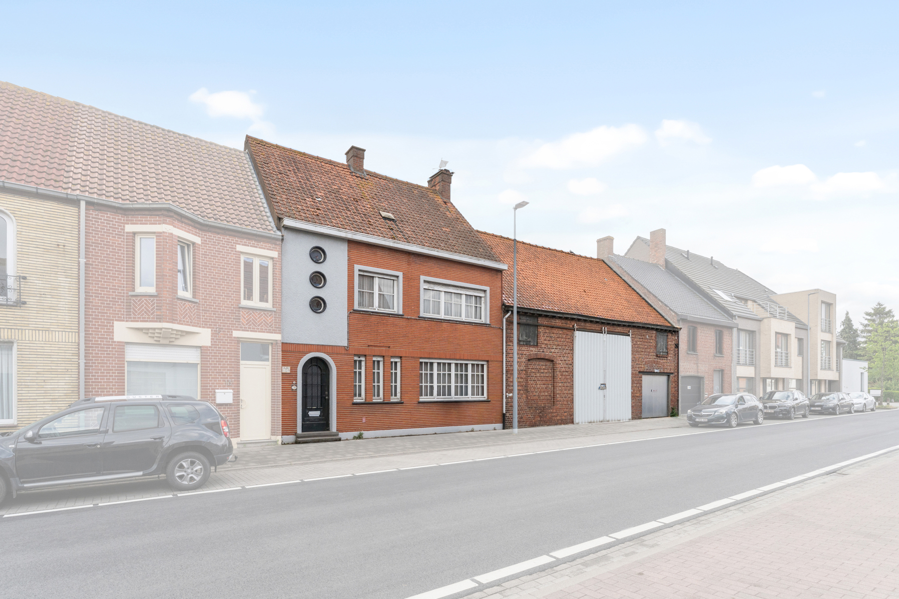 Te renoveren woning met bijgebouwen op perceel van 1697 m² - foto 2