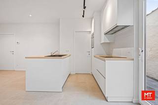 <strong>Instapklare halfopen woning met 3 slaapkamers, tuin en uitweg </strong><br /><br />In de dorpskern van Ledegem vinden we deze gerenoveerde halfopen woning. Het pand werd in 2024 gerenoveerd en kent hierdoor een conforme elektrische keuring - asbestveilig en geen renovatieplicht. In onderstaande wordt de indeling toegelicht alsook enkele interessante weetjes. <br /><br /><strong>INDELING </strong>
<ul>
	<li>Gelijkvloers: inkomhal (5 m²) met gastentoilet, lichtrijke woon- en eetkamer met open keuken (30 m²). De keuken beschikt over volgende toestellen: anderhalve spoelbak, vaatwasser, koelkast, oven, dampkap en keramische kookplaat. Er is ook nog een berging van 4 m². </li>
	<li>1ste verdieping: nachthal (9 m²), 2 slaapkamers (6 - 14 m²) en badkamer (9 m²) met inloopdouche, dubbele wastafel, toilet en de mogelijkheid tot het plaatsen van een bad. </li>
	<li>2de verdieping: slaapkamer (16 m²) met authentieke elementen. </li>
</ul>
<br /><strong>KENMERKEN </strong><br />+ Aangelegde tuin met terras<br />+ Parket, ....<br />+ Uitweg <br />+ ...<br /><br />Wens je meer informatie of een vrijblijvend bezoek? <br />Bel Eden 0470 43 78 21 of mail info@minthus.be 