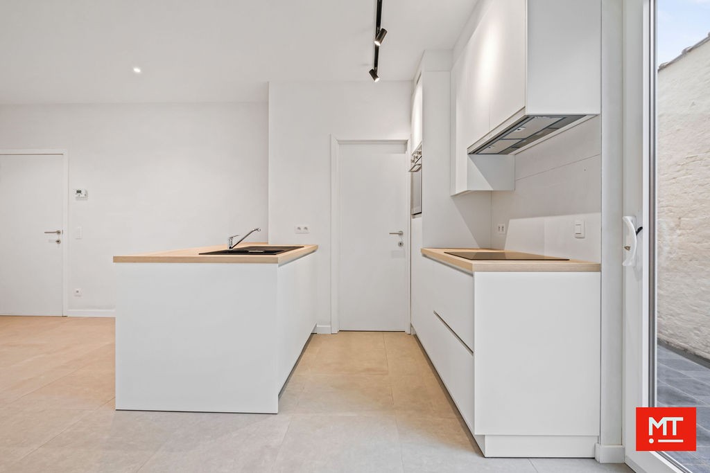 Instapklare halfopen woning met 3 slaapkamers, tuin en uitweg in de dorpskern van Ledegem - foto 2