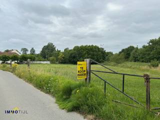 Weide te koop in Erembodegem!Dit perceel heeft een totale oppervlakte van zo'n 2.400 m² en is gelegen in agrarisch gebied. De grond is verpacht en is...