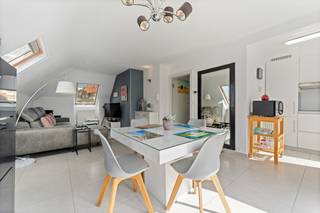 Koksijde ; Instapklaar en stijlvol gerenoveerd appartement met 2 slaapkamers, gelegen op topligging nabij zee en duinen. Gelegen in een...