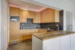 Locaux commerciaux (222 m²)Au rez-de-chaussée, il y a deux bains publics entièrement équipés et gérés avec succès, représentant ensemble 202 m². Équipés de piscines à contre-courant, de cabines infrarouges, de saunas et de jacuzzis, ces espaces bien-être offrent une expérience de relaxation complète. Les clients sont accueillis dans un espace de réception confortable de 20 m². Tous les appareils disponibles sont inclus dans le prix.Résidence (Appartement - 96 m²)L'appartement situé au premier étage est une oasis de paix. La surface habitable de 96 m² comprend une cuisine ouverte spacieuse, deux chambres confortables et deux salles de bains modernes. Depuis le salon, vous avez accès à une impressionnante terrasse de 64 m², idéale pour vous détendre en plein air. L'appartement est accessible par un ascenseur.La propriété, rénovée en 2006, est équipée des technologies les plus économes en énergie. Le chauffage se fait par une combinaison de pompe à chaleur et de gaz, complétée par un chauffage au sol. Il existe également des panneaux solaires et une chaudière solaire, ce qui permet de réduire les coûts énergétiques. L'électricité est entièrement conforme. Un garage est également inclus.Le tout est situé sur un terrain de 300 m² dans la ville populaire de Saint-Michiels. Ne manquez pas cette occasion unique d'acquérir une entreprise rentable avec une maison confortable.