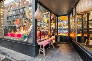 <p>Dit uniek handelspand vind je terug op een absolute toplocatie, middenin het kloppende hart van ’t stad. Men geniet hier van een dagelijkse stroming aan shopliefhebbers, toeristen en toevallige passanten, wat ervoor zorgt dat dit dé perfecte uitvalbasis is voor jouw ondernemingsdroom.</p>
<p>De mooie oppervlakte van maar liefst 189 m² bevat een royale winkelruimte met mezzanine en een polyvalente ruimte die je naar hartenwens kan invullen, bijvoorbeeld als kantoorruimte, vergaderzaal of gezellige personeelsruimte. Bovendien is er een praktische kelderruimte van 18 m² voorzien als extra stockageplaats.</p>
<p>Als kers op de taart is er een riante, groene stadstuin waar je heerlijk tot ontspanning kan komen tijdens je welverdiende pauzes.</p>
<p><strong>Maandelijkse kosten: </strong>Een provisie van € 112,00 (inclusief schoonmaak van het gebouw, water en elektriciteit van de gemene delen, brandverzekering, …).</p>
<p><strong>Technische gegevens: </strong>Ledverlichting, centrale verwarming op gas (individueel), HR-beglazing in aluminium en enkele beglazing in hout. <strong>Elektriciteit is conform!</strong></p>
<p><strong>Stedenbouwkundige inlichtingen en bodemattest aanwezig. Asbestveilig (maar niet asbestvrij). Bevindt zich niet in een risicozone voor overstromingen (P- en G-score C). Renovatieverplichting niet van toepassing.</strong></p>