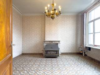 <br />IN OPTIE! Voor meer informatie of een bezoek contacteer Anne De Block van OC Vastgoed: 0471 38 00 36 of anne@ocvastgoed.be<br /><br />Deze charmante, te renoveren woning (177m²) met drie slaapkamers en zonnige tuin bevindt zich op rustige locatie te Dendermonde. Op wandelafstand van de Brusselse Forten en station Dendermonde, ideaal voor fietsers en wandelaars. Centrale ligging voor belangrijke invalswegen, winkels en scholen op wandelafstand.<br /><br /><strong>De indeling als volgt: <br />Gelijkvloers:</strong> inkomhal, leefruimte opgedeeld in drie luiken (58m²) en badkamer<br /><strong>Eerste verdieping:</strong> centrale nachthal en drie ruime slaapkamers (16,5m²/16m²/6,5m²)<br /><strong>Zolderverdieping te betreden met vaste trap welke mogelijkheid biedt voor 2 extra slaapkamers.</strong><br /><br />Tuin met bijhuis.<br />Parking voor de deur.<br />Kelder aanwezig. <br /><br />Bent u op zoek naar een ruime, charmante, te renoveren woning met tuin op zeer centrale alsook rustige ligging te Dendermonde? Kom dan zeker langs! <br /><br />EPC 848 (energielabel F - renovatieplicht) / bruikbare vloeroppervlakte 177m² / perceel oppervlakte 239m² - KI: €294<br />Stedenbouwkundige inlichtingen: woongebied, geen omgevingsvergunning, geen verkavelingsvergunning, geen voorkooprecht, geen rechtelijke herstelmaatregel of bestuurlijke maatregel opgelegd.<br />Gelegen in niet-overstromingsgevoelig gebied.<br />P score: D / G score: C