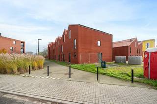 Op zoek naar een nieuwe thuis in Ingelmunster of een boeiende investeringsmogelijkheid? Ontdek dan dit woonproject gelegen op de historische site van Brouwerij Vanhonsebrouck. Geniet van een centrale locatie, met winkels, scholen, restaurants, het gemeentehuis, openbaar vervoer en het station allemaal binnen handbereik. Voor ontspanning in de natuur ben je vlakbij het kanaal Roeselare-Leie en de schilderachtige Mandelvallei, perfect voor verkwikkende wandelingen en fietstochten.

Deze woning is uitgerust met een inkomhal met toilet, een ruime woon- en eetkamer, een open keuken, een praktische gelijkvloerse berging, 3 slaapkamers, een badkamer, een berging en een apart toilet op de bovenverdieping, en een zolderruimte waar een 4de slaapkamer mogelijk is. De woning beschikt tevens over een tuinberging en een eigen parkeerplaats. De woning kenmerkt zich door veel natuurlijk licht en een slimme indeling van de beschikbare ruimte. Bovendien kies je zelf afwerkingsmaterialen voor de keuken, badkamer, vloeren en binnendeuren, zodat je je huis precies naar eigen smaak kunt inrichten.

Contacteer ons en ontdek alle mogelijkheden. Een kijkje nemen? Je vindt de woning nabij de Bollewerpstraat 35.