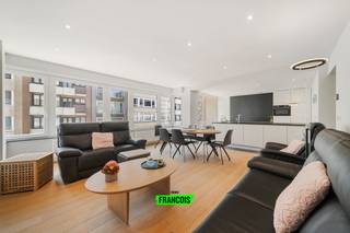 Exclusief en energiezuinig appartement op toplocatie nabij strand en Kursaal<br /><br />Op een toplocatie, op wandelafstand van het strand en het Kursaal, bevindt zich dit uitzonderlijk afgewerkte appartement met een bewoonbare oppervlakte van 109 m². Dankzij de combinatie van ruimte, lichtinval en hoogwaardige afwerking is dit een bijzonder aanbod in deze gegeerde buurt.<br /><br />De ruime leefruimte geniet van een overvloed aan natuurlijk licht en vormt samen met de moderne open keuken een harmonieus geheel. De keuken werd afgewerkt met duurzame materialen van hoge kwaliteit en is volledig uitgerust voor optimaal wooncomfort.<br /><br />Het appartement beschikt over twee volwaardige slaapkamers, beide voorzien van praktische maatkasten. De stijlvolle badkamer is ingericht met een inloopdouche, wastafel en toilet. Daarnaast omvat het appartement een verzorgde inkomhal met vestiaire, een afzonderlijk gastentoilet en een handige berging met aansluitende wasruimte.<br /><br />Zowel aan de voor- als achterzijde bevinden zich balkons, waardoor u op elk moment van de dag van een aangename buitenruimte kunt genieten.<br /><br />Als extra troeven beschikt het appartement over een gerenoveerde inpandige garage met elektrische poort, een ruime privatieve kelder en een gemeenschappelijke fietsenberging.<br /><br />Bij de renovatie werd sterk ingezet op duurzaamheid en energie-efficiëntie. Dankzij de hoogwaardige isolatie en moderne technieken behaalt het appartement een uitstekend EPC-label A. Bovendien is het asbestveilig, beschikt het over een conforme elektrische installatie en verkeert het in een volledig instapklare staat.<br /><br />In overleg met de eigenaars kan de overname van (een deel van) het meubilair besproken worden, wat een vlotte intrek mogelijk maakt.<br /><br />Een unieke opportuniteit voor wie op zoek is naar comfortabel, energiezuinig en kwalitatief wonen op een absolute topligging aan zee.<br /><br />