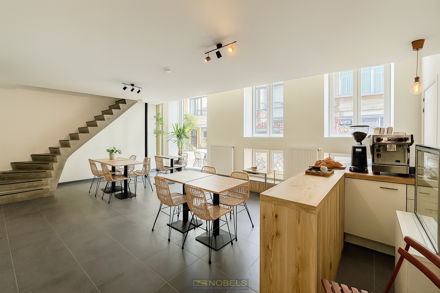 Te koop, volledig gerenoveerde handelsruimte (107m²) met tussenverdiep in centrum Wetteren - foto 1