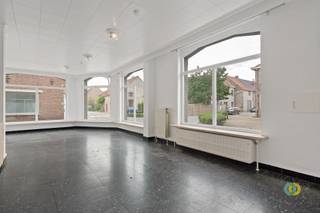 <p><span>Dans le quartier calme et verdoyant de Melsbroek, nous avons le plaisir de vous présenter cette propriété de rendement très bien entretenue, composée de trois unités résidentielles séparées, chacune avec son propre terrain extérieur.L'unité du rez-de-chaussée est actuellement enregistrée comme espace commercial, mais est en pratique louée comme un confortable appartement de deux chambres. Au premier et au deuxième étage se trouvent deux appartements spacieux avec deux chambres chacun : l'unité du premier étage mesure 115 m², celle du deuxième étage pas moins de 125 m².Cette propriété représente une opportunité unique pour les investisseurs à la recherche de rendements solides, mais séduit également les familles ou les couples qui souhaitent investir ensemble. Cette propriété représente une opportunité unique pour les investisseurs à la recherche d'un rendement solide, mais aussi pour les familles ou les couples qui cherchent à investir ensemble. Pensez aux frères et sœurs qui achètent ensemble et occupent chacun leur propre unité, ou à ceux qui aiment utiliser un appartement et louer ou vendre les autres unités.Un bonus supplémentaire : chaque unité dispose d'un espace de stationnement privé adjacent au bâtiment, où un espace est également prévu pour placer proprement les poubelles et garer les vélos en toute sécurité. En outre, chaque unité résidentielle dispose de son propre sous-sol, ce qui ajoute à son confort.Vous êtes à la recherche d'un investissement polyvalent et rentable offrant de nombreuses possibilités ? Dans ce cas, cette propriété vaut vraiment la peine d'être visitée !</span></p>