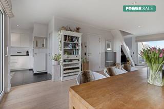 Dit betoverende appartement met 2 slaapkamers is gelegen op een eersteklas locatie, op slechts enkele minuten wandelafstand van het station. Het...