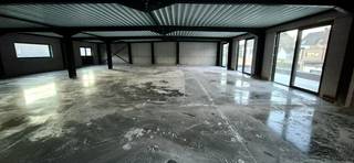 Multifunctioneel commercieel gebouw, met 17 beschikbare PARKEERPLAATSEN, gelegen op een TOPLOCATIE langs de N43 Gent-Kortrijk op slechts 5 minuten...