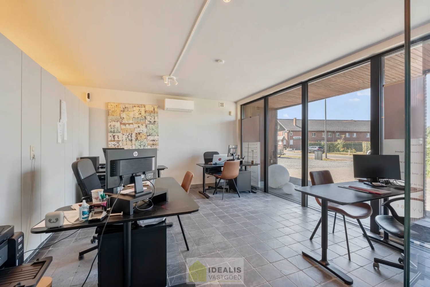 IDEALIS VASTGOED – GELIJKVLOERSE KANTOORRUIMTE MET BOVENLIGGEND APPARTEMENT OP EEN ZICHTLOCATIE IN DIEPENBEEK! Deze gelijkvloerse kantoorruimte van + - 105m² met bovenliggend apart toegankelijk appartement van + - 97 m² met zeer ruim terras is gelegen lan - foto 5