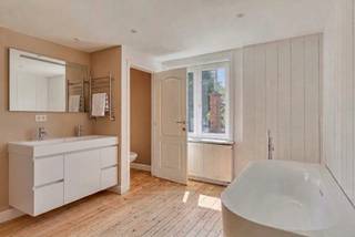 Dit appartement bevindt zich in Geraardsbergen, op wandelafstand van de historische Markt en op korte rijafstand van Ninove. <br />Een interessante ligging voor wie op zoek is naar een ruime woonst in de regio Ninove–Geraardsbergen.<br />Een zeer ruim en lichtrijk appartement over 3 verdiepingen met unieke indeling:<br />Eerste verdieping: ruime en lichtrijke leefruimte met open keuken en toegang tot het terras, ruime slaapkamer, badkamer met ligbad, douche, lavabomeubel en toilet, apart gastentoilet met lavabomeubel en was-/bergruimte.<br />Tweede verdieping: twee ruime slaapkamers, apart gastentoilet met lavabomeubel en extra bergruimte/inloopkast<br />Derde verdieping: 4de slaapkamer of 2de zithoek, tweede badkamer met douche, toilet en lavabomeubel en een ruim panoramisch terras met prachtig uitzicht over Geraardsbergen.<br /><br />Dé troeven: 4 slaapkamers met elk een apart toilet, ruime leefruimte met open keuken, 2 badkamers, 2 terrassen, op elke verdieping gastentoiletten, EPC-label C, conforme elektriciteit, zonnepanelen.<br /><br />Idéaal voor wie veel ruimte nodig heeft of voor een groot gezin. <br />Tevens dé ideale investering: rendement van ongeveer 4% netto.<br /><br />Het appartement is niet bemeubeld, maar AI toont enkele mogelijkheden. <br /><br />Contacteer Karin: karin@albert.immo – 0468/12 68 62