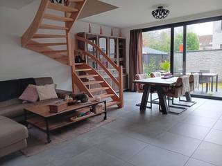 Moderne, zonnige en trendy BEN- woning met 4 slpk en tuin<br />BEN- woning met 4 slaapkamers in een rustige doodlopende straat te koop.<br />De woning bestaat uit een inkomhal met vestiaire en gastentoilet, een ruime lichtrijke leefruimte met open ingerichte keuken. De keuken is afgewerkt met kwalitatief materiaal en voorzien van alle nodige toestellen. De leefruimte en keuken zijn voorzien van grote raampartijen die zorgen voor een optimaal lichtinval en geven toegang tot de zonnige en onderhoudsvriendelijke tuin.<br />Op de eerste verdieping zijn 3 slaapkamers en een ruime ingerichte badkamer voorzien van een ligbad, aparte douche, dubbele lavabo en toilet.<br />Op de tweede verdieping is een zolderruimte die gebruikt kan worden als ruime slaapkamer/bureau/hobby- werkruimte en er is een technische ruimte.<br />De woning is voorzien van een afgesloten carport.<br />BEN- woning afgewerkt met kwalitatieve materialen, in een rustige woonbuurt en op ca 10 minuten fietsen van Boechout-centrum. In de nabijheid van winkels, horeca, openbaar vervoer, scholen, invalswegen,… Zeker een bezoek waard!<br /><br />Bijkomende informatie:<br />epc 18 kWh/m² – label A<br />elektriciteit conform<br />rustige woonstraat, voldoende parkeergelegenheden in de straat<br />trendy BEN woning voorzien van een tuin en afgesloten carport<br />1e verdieping 3 ruime kamers momenteel is 1 kamer ingericht als dressing en een 2e kamer ingericht als wasruimte<br />ingerichte badkamer met ligbad en aparte douche<br />2e verdieping: ruime zolderkamer te gebruiken als slpk, bureau-hobby kamer … en er is een aparte technische ruimte<br />warmtepomp/zonnepanelen aanwezig<br />woning afgewerkt met kwalitatieve materialen<br />ingerichte Dovy keuken<br />leuke en onderhoudsvriendelijke tuin<br />P-score C – G-score onbekend, niet in een risicozone voor overstromingen