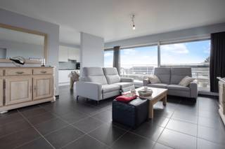 Gelegen in centrum Tielt, in residentie Pieter Masiere, vinden we dit perfect onderhouden en ruime penthouse met 3 slaapkamers, autostaanplaatsen...