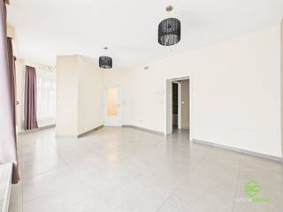 <p><span>Pal in het centrum ligt dit instapklaar gelijkvloers appartement met 2 slaapkamers en terras. </span></p><p><span>Het gebouw werd in de loop van 2006-2007 volledig gerenoveerd. Scholen, supermarkten, horeca, ... zijn allemaal op wandelafstand gelegen.</span></p><p><span>Het treinstation ligt om de hoek en biedt een snelle verbinding richting Hasselt, Leuven en Brussel. </span></p><p><span> </span></p><p><span>Het appartement beschikt over individuele tellers van de nutsvoorzieningen, wordt verwarmd op aardgas en heeft een conform gekeurde elektrische installatie.</span></p><p><span> </span></p><p><span>Binnenkomen doen we in het halletje waar we toegang krijgen tot de open leefruimte met aansluitende open keuken. De keuken is voorzien van alle nodige toestellen en geniet net zoals de rest van het appartement van een aangename lichtinval. </span></p><p><span>Het slaapgedeelte omvat twee slaapkamers die beiden toegang geven tot het terras. Ten slotte is er nog een apart toilet en een badkamer die voorzien is van een lavabomeubel, ligbad met douchefunctie en aansluiting voor de wasmachine.</span></p><p><span>In de kelderverdieping is er een bijhorende berging te vinden. </span></p><p><span> </span></p><p><span>Pluspunten:</span></p><p><span>- gelijkvloers</span></p><p><span>- instapklaar</span></p><p><span>- in het centrum</span></p><p><span> </span></p><p><span>De vermelde bewoonbare oppervlakte is de netto-oppervlakte van het appartement met uitzondering van de kelder.</span></p><p><span> </span></p><p><span>EPC Gemeenschappelijke delen:</span></p><p><span>Certificaatnr: 20251113-0003730780-GD-2</span></p><p><span>Datum: 13/11/2025</span></p><p><span>Geldig tot: 13/11/2035</span></p>