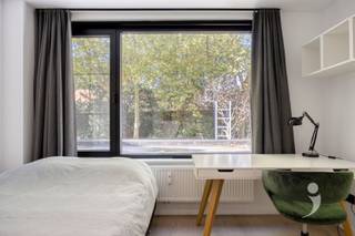 <p><span>Deze aangename studentenkamer is gelegen op de eerste verdieping van een kleinschalig studentenpand in de Vlamingenstraat, midden in het centrum van Leuven. Het gebouw werd volledig gerenoveerd in 2021 en werd sindsdien zeer goed onderhouden.</span></p><p><span>De kamer bevindt zich aan de rustige achterzijde van het gebouw en geniet dankzij de ligging van een uniek zicht op het stadspark. Met een oppervlakte van 17 m² biedt de kamer voldoende ruimte voor een comfortabel studentenverblijf.</span></p><p><span>De kamer is volledig ingericht en beschikt over een bed van 140 cm, bureau met bureaustoel, een frigo met diepvriesvak, magnetron en een ruime kleerkast. Een belangrijk voordeel is het </span><span>eigen sanitair</span><span>, bestaande uit een douche, lavabo en afzonderlijk toilet.</span></p><p><span>Op elke verdieping bevindt zich een gemeenschappelijke keuken. De keuken op de eerste verdieping wordt slechts door vier studenten gedeeld. Daarnaast kunnen de studenten gebruikmaken van een gemeenschappelijk stadstuintje.</span></p><p><span>Dankzij de centrale ligging bevinden winkels, studentenvoorzieningen, horecazaken en campussen zich op korte afstand. </span></p><p><span> </span></p><p><span>Interesse in een interessante studenteninvestering of een perfecte uitvalsbasis voor een student die centraal in Leuven wil wonen? </span><span>Contacteer ons via 016 15 31 15 of info@immolivit.be</span><span> </span></p>