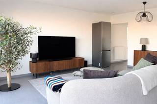 <p><span>Recent appartement op een goede locatie nabij invalswegen en centrum Kapellen.</span></p><p><span>Het appartement omvat een lichte woonkamer met aansluitend een groot terras met prachtig uitzicht, een ingerichte keuken, aparte toilet, badkamer met ligbad, 2 slaapkamers waarvan 1 met ingemaakt kast en een garage met automatische poort.<br />Rustig gebouw en 100% instapklaar. - beschikbaar mei 2026.<br />Voor een plaatsbezoek contacteer ons via <span>stef@koosi.be</span></span><span> </span></p><p><span> </span></p>