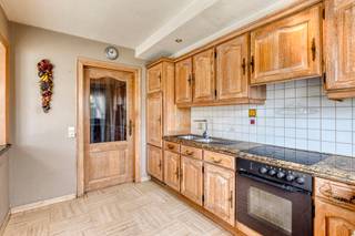 In het landelijke Sint-Katherina-Lombeek (deelgemeente Ternat) vind je deze zeer degelijke woning met maar liefst 6 slaapkamers en grote tuin (+/- 1000m²). Deze solide 3-gevel, dd. 1987, bevindt zich op een toplocatie in een residentiële en rustige omgeving en toch zeer vlot bereikbaar. Dankzij de indeling is zij zelfs geschikt als bungalow. Zij is als volgt ingedeeld: gelijkvloers: inkomhal met toilet, lichtrijke leefruimte(met inbouwhaard) met zicht op de tuin, vervolgens de keuken met aansluitend de veranda. Vanuit de keuken is de kelder te bereiken en de bovenverdieping. Op het gelijkvloers vinden we verder nog 2 slaapkamers (eventueel bureel/burelen) en de badkamer - de verdieping beschikt over een ruime nachthal en nog eens 4 slaapkamers. Achteraan rechts van de woning is de garage met een lange oprit dewelke voldoende privé parkeergelegenheid garandeert. Het interieur kan een opfrisbeurt gebruiken, maar de woning zelf beschikt over een uitstekende basis. Mits de nodige renovatie kan hier een prachtige gezinswoning worden gerealiseerd, volledig naar eigen smaak.
De ligging is een belangrijke troef. Het treinstation bevindt zich op fietsafstand en de autosnelweg op slechts 3 min. Ideaal voor wie rustig wil wonen en toch snel onderweg wil zijn. Kortom een woning met ruimte, zeer veel lichtinval en vooral veel potentieel. Ideaal voor gezinnen, wie gelijkvloers wil wonen of wonen en werken wil combineren.
Interesse? Contacteer ons voor een bezoek via kurt@immoaccenta.be!